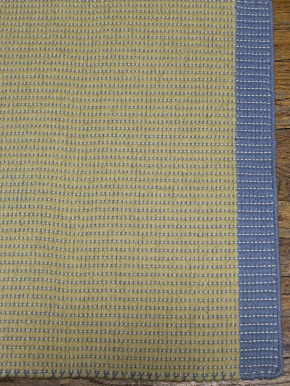 West Elm. Emma chamberlain Textured Solid Rug. Sz. 2'x3'